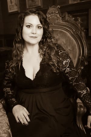 actor photo of Angela Pinina