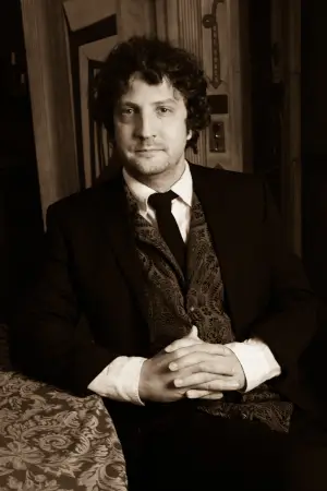 actor photo of Dano Colón